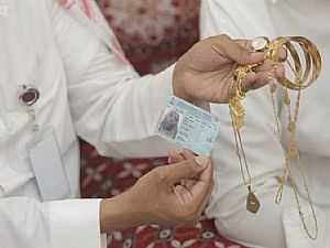 حاج مصري يضرب مثلًا في الأمانة: أعاد حقيبة بها مجوهرات وأموال لصاحبتها