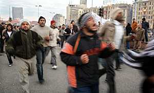 اشتباكات عنيفة بين مؤيدي مبارك ومعارضيه في ميدان التحرير