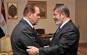 مرسي يمنح الجنزوري قلادة الجمهورية "تقديرًا لجهوده في خدمة الوطن"