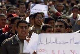 شباب «الإخوان» يطالبون قيادتهم بالعلنية والاستماع لمطالبهم.. ويرفضون اتهامهم بالانشقاق