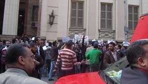 أهالي عابدين يتصدون لـ100 متظاهر مؤيدين لمبارك أمام المحكمة