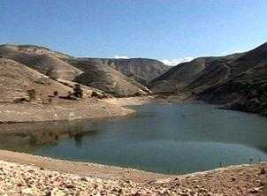 مستوى البحيرة الصغيرة المحصورة بين الاردن وفلسطين ينخفض بمقدار متر سنوياً بسبب تحويل مسارات المياه التي تغذيه.