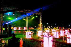  : organizing events and conferencesand proms -   