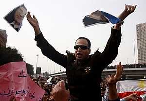 أحد ظباط الشرطة المصرية فى مظاهرة ظباط الشرطة