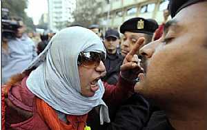 احدى المتظاهرات فى مواجهة الشرطة المصرية