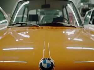 بالفيديو.. "B.M.W" تروج لـ "متشرد" صاحب أكبر مجموعة من سيارات الشركة الفارهة