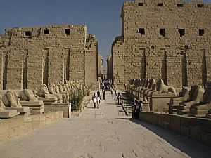 مدير آثار مصر العليا ينفي ما تردد عن تعرض معبد الكرنك للسرقة