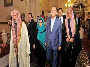 رجب طيب أردوغان مع زوجته أمينة في المسجد النبوي بعد العمرة بمكة