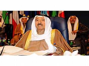 أمير الكويت يسلم السيسي رئاسة القمة العربية