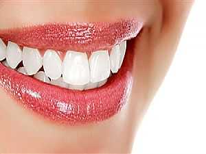 3 وصفات طبيعية لتبييض الأسنان