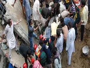 عمال الإنقاذ يواصلون البحث عن ناجين تحت أنقاض مصنع منهار بـ"لاهور" الباكستانية