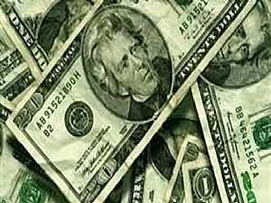 الدولار يرتفع لـ8.25 جنيه بالسوق السوداء.. وخبير: «المركزي» يفتقر إلى رؤية لمواجهة الأزمة