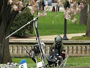 الشرطة الأمريكية تعتقل رجلا هبط بطائرة داخل حديقة "الكونجرس"