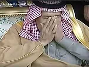 بالفيديو..الملك سلمان يبكي خلال قصيدة حماسية عن «حرب اليمن»