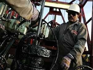 النفط يهبط في تداولات ضعيفة مع ارتفاع عدد الحفارات النفطية في أمريكا