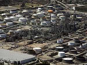 النفط يتراجع بعد مكاسب كبيرة بسبب التوترات في الشرق الأوسط