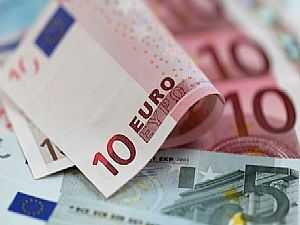 اليورو يتراجع عن 1.12 دولار بفعل تصريحات لميركل