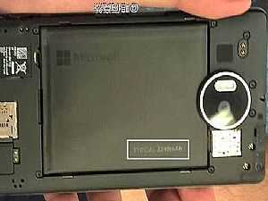 بالصور: مايكروسوفت تزود لوميا 950 إكس إل ببطارية ضخمة قابلة للإزالة