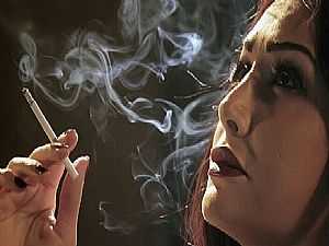 بالصورة .. السيجارة تثير استياء جمهور غادة عبد الرازق