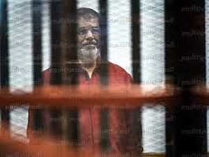 بالفيديو| ظهور توتر على مرسي أثناء محاكمته في "التخابر مع قطر"