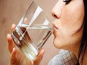 استشاري تغذية: تناول الماء على معدة خاوية يفيد الجهاز الهضمي