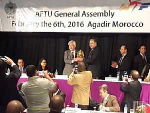 الاتحاد الأفريقي يهدي رئيس الاتحاد الدولي للتايكوندو رأس توت عنخ آمون