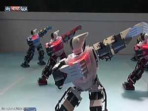 روبوتات تذهل زوار معرض بكين بالرقص