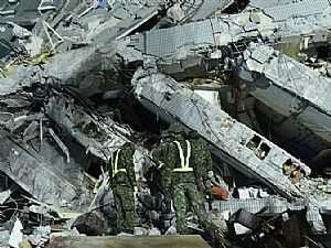 مقتل 18 شخصًا و128 في عداد المفقودين بعد زلزال تايوان