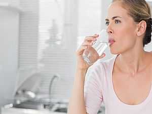 شرب كوب ماء كل ساعة يقى من أمراض القلب والسكرى
