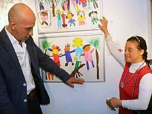 200 شاب وفتاة يتحررون من قيود إعاقتهم في «صالون الفن الخاص» (صور)