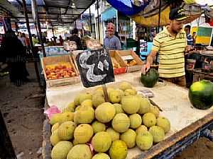 تباين أسعار الخضراوات والفاكهة في سوق العبور