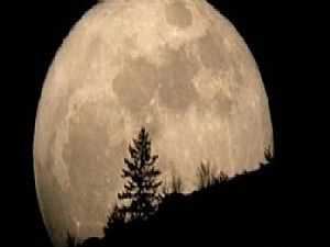 "البحوث الفلكية": القمر يظهر أكبر من حجمه المعتاد بـ14% اليوم