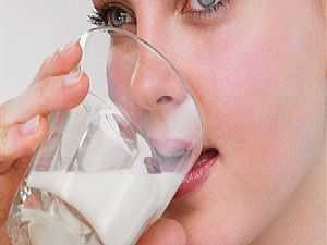 كوب من الحليب الساخن قبل النوم يحافظ علي وزنك
