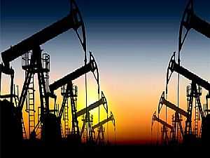 النفط يقلص مكاسبه بعد اتفاق أربعة منتجين على تجميد مستويات الإنتاج