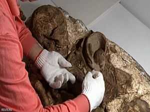 أم "تحتضن" طفلها منذ أكثر من 4800 عام