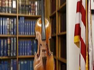 السلطات الأميركية تستعيد كمان عازف موسيقى "تايتنيك"