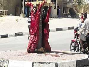 «داعش» يصلب عراقيين.. وينشر صور مسيحيات اختطفهن فى سوريا