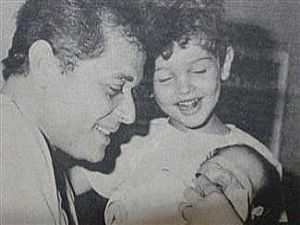 صورة نادرة..كريم محمود عبد العزيز فور ولادته مع والده