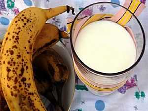 كيف تحضّرين ماسك الموز وحليب وزيت جوز الهند لتنعيم الشعر؟