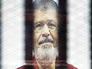 بعد شائعات وفاته.. مرسي يصل مقر محاكمته في قضية "إهانة القضاء"