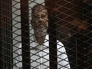 مرسي في قفص "إهانة القضاء" بعد أنباء عن تدهور صحته