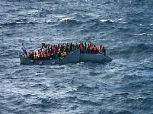 مصرع 30 وإنقاذ العشرات إثر غرق "مركب مهاجرين" بالقرب من ليبيا