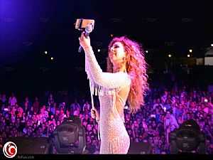 ميريام فارس تغني مع جمهورها في "دريم بارك" بالـ Selfie Stick