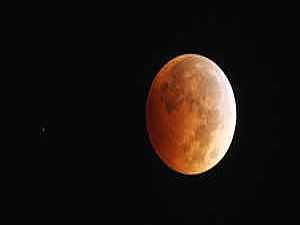 "ناسا" تسخر من توقعات نهاية العالم خلال أيام مع اقتراب "قمر الدم" الرابع