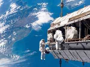 أنديفور ينقل رحلته لمحطة الفضائية الدولية