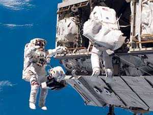 رائد فضاء روسى ينقل سفينة للمحطة الدولية
