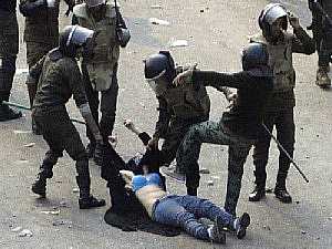 الجيش يسحل امرأة فتتعرى من ملابسها أمام مجلس الوزراء