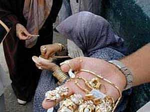 النساء يكتنزن الذهب في الجزائر لمواجهة الأزمات