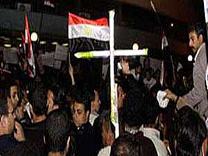 أقباط يعتصمون أمام السفارة الأمريكية بالقاهرة ويطالبون بتدخل واشنطن