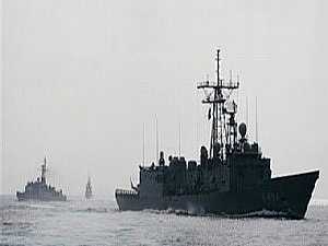 السفينتان الحربيتان الإسرائيليتان بدأتا التحرك نحو الحدود البحرية المصرية